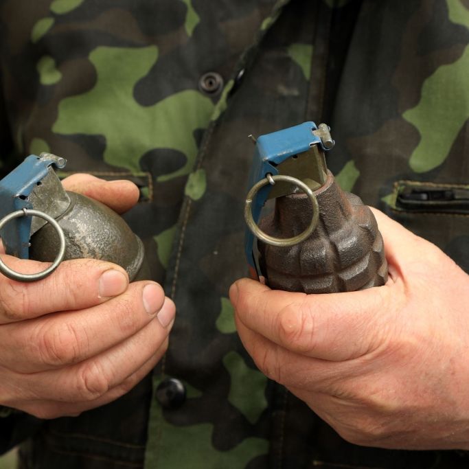 Granaten-Explosion! Ukrainischer Widerstandskämpfer reißt 2 Putin-Soldaten mit in den Tod
