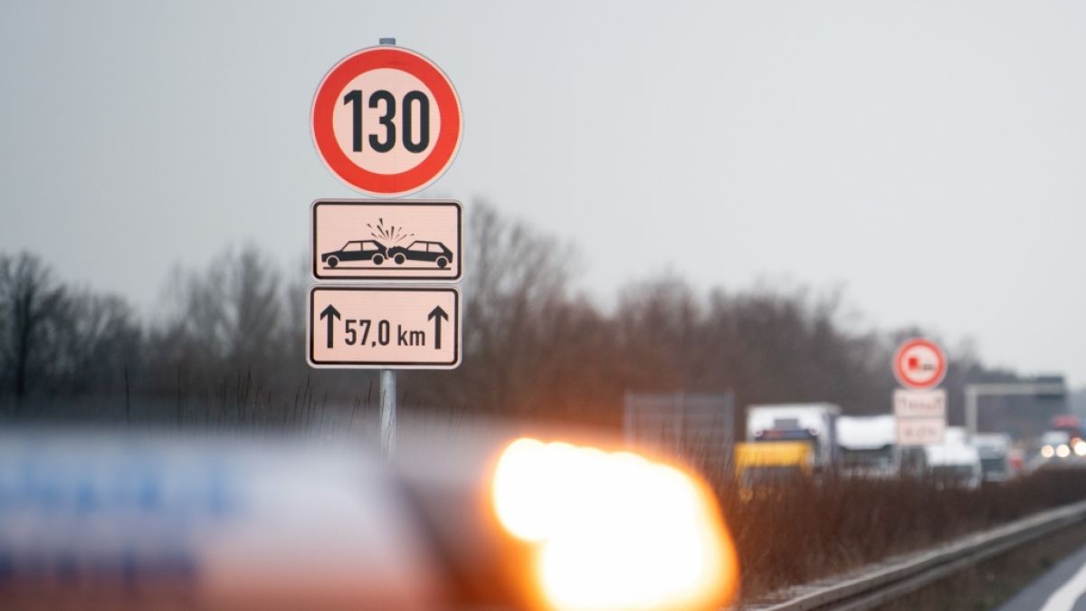 Wer auf Deutschlands Autobahnen unterwegs ist, sollte stets die Geschwindigkeitsbegrenzungen im Auge behalten. (Foto)