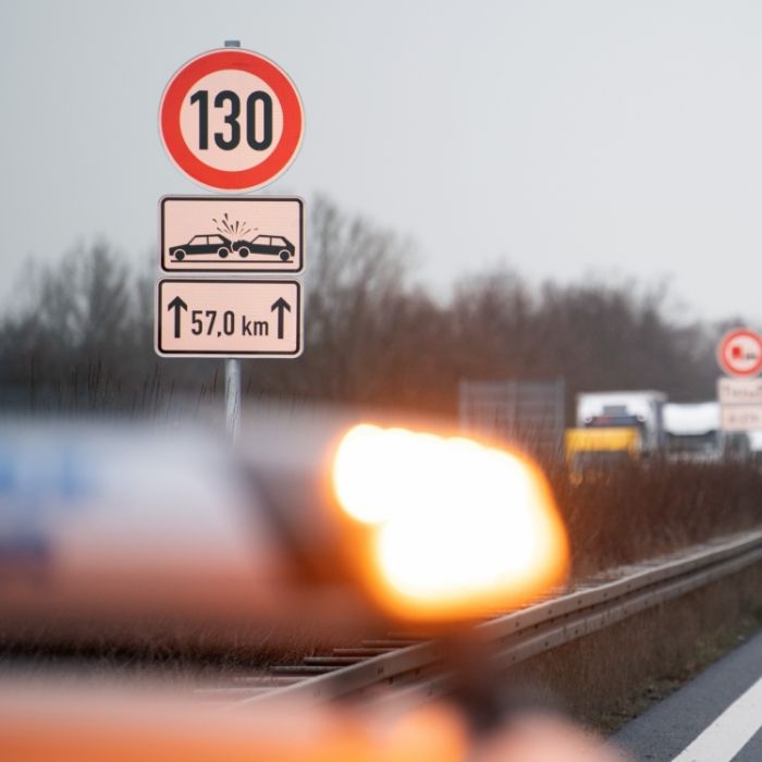 Wer auf Deutschlands Autobahnen unterwegs ist, sollte stets die Geschwindigkeitsbegrenzungen im Auge behalten.