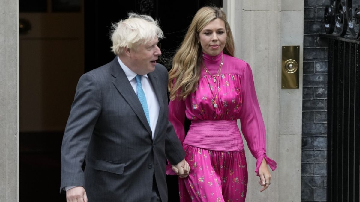 Boris Johnson hatte es nach seinem Abschied sichtlich eilig. Dabei zerrte er seine Frau Carrie fast gegen einen Laternenpfahl. (Foto)