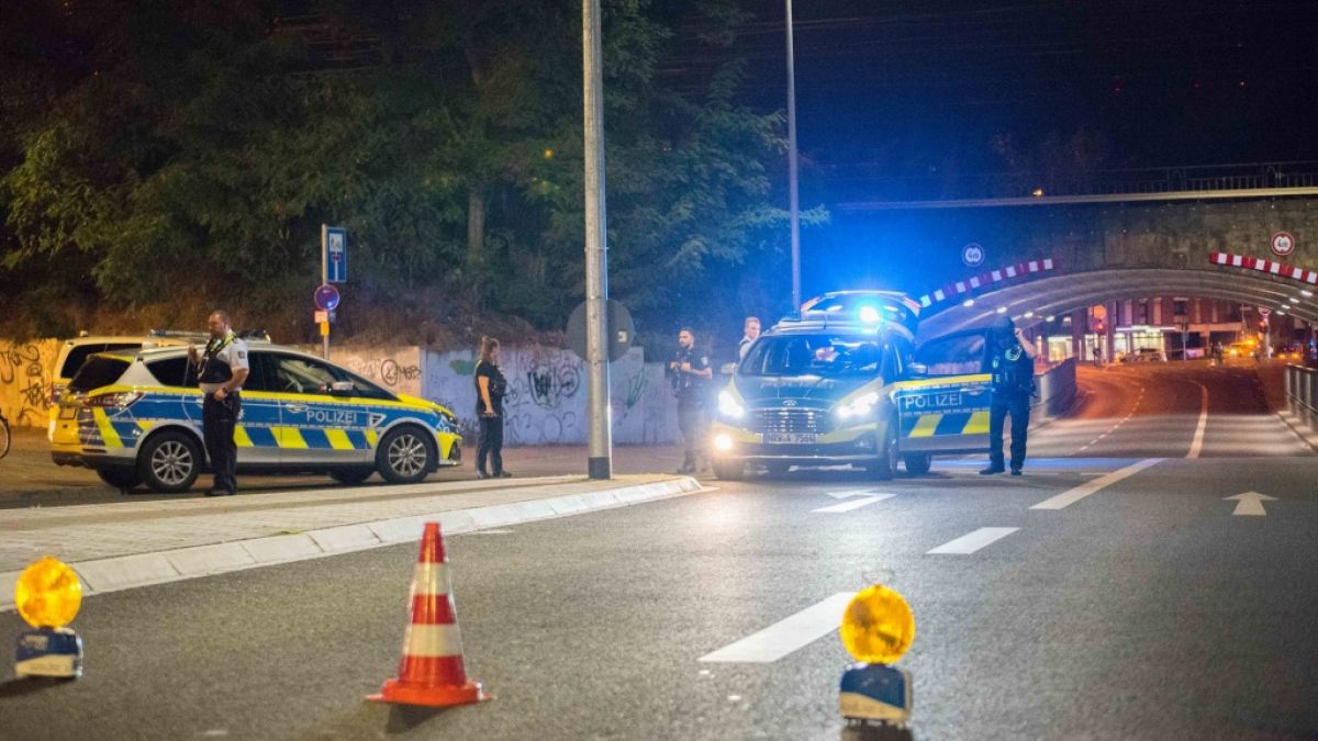 Bei einer Auseinandersetzung mit Schüssen am Überlandbusbahnhof in Mönchengladbach sind drei Männer schwer verletzt worden. Drei tatverdächtige Männer seien vorläufig festgenommen worden, teilte die Polizei mit. (Foto)