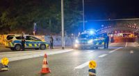 Bei einer Auseinandersetzung mit Schüssen am Überlandbusbahnhof in Mönchengladbach sind drei Männer schwer verletzt worden. Drei tatverdächtige Männer seien vorläufig festgenommen worden, teilte die Polizei mit.