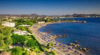 In Faliraki auf der griechischen Urlaubsinsel Rhodos wurde eine Frau offenbar Opfer einer abscheulichen Gruppenvergewaltigung.