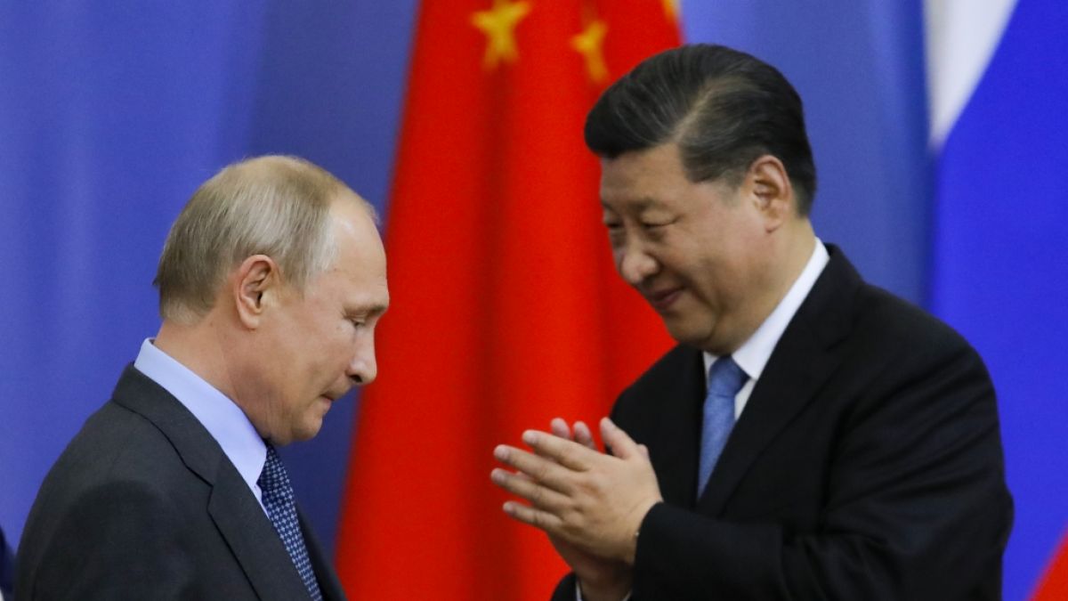 Laut einem russischen Botschafter ist ein Treffen zwischen Wladimir Putin (l.) und China-Präsident Xi Jinping geplant. (Foto)
