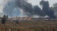 Rauch steigt über einem Explosionsort eines Munitionslagers der russischen Armee in der Nähe des Dorfes Mayskoye auf der Krim auf.