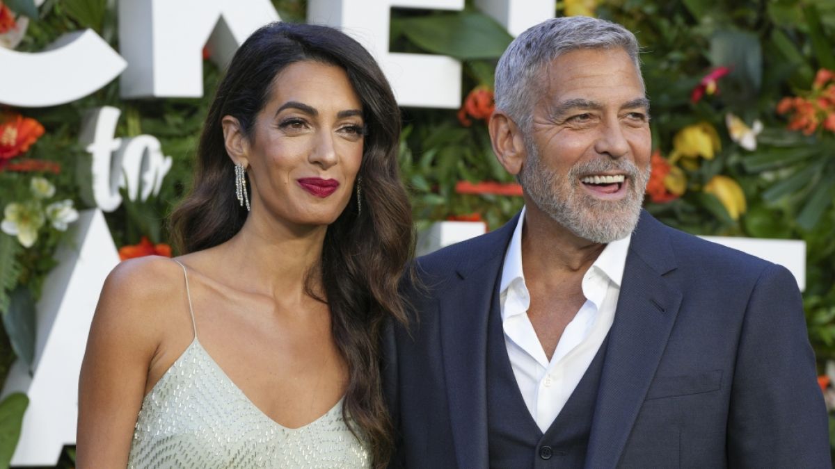 Amal und George Clooney bei der Premiere des Films "Ticket To Paradise". (Foto)
