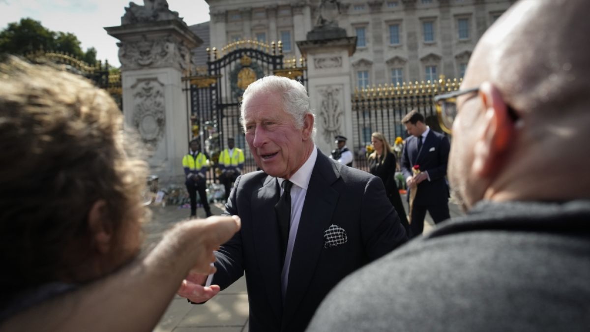 König Charles III. wurde am Buckingham-Palast nach dem Tod von Queen Elizabeth II. empfangen. (Foto)