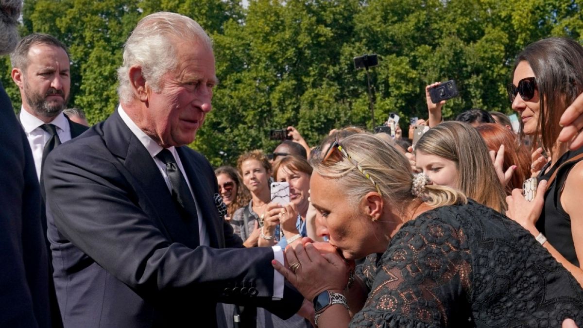Ein Royal-Fan begrüßt König Charles III. mit einem Handkuss am Buckingham-Palast. (Foto)
