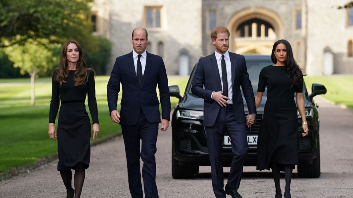 Prinz William, Prinzessin Kate, Prinz Harry und Herzogin Meghan vor dem Schloss Windsor. (Foto)