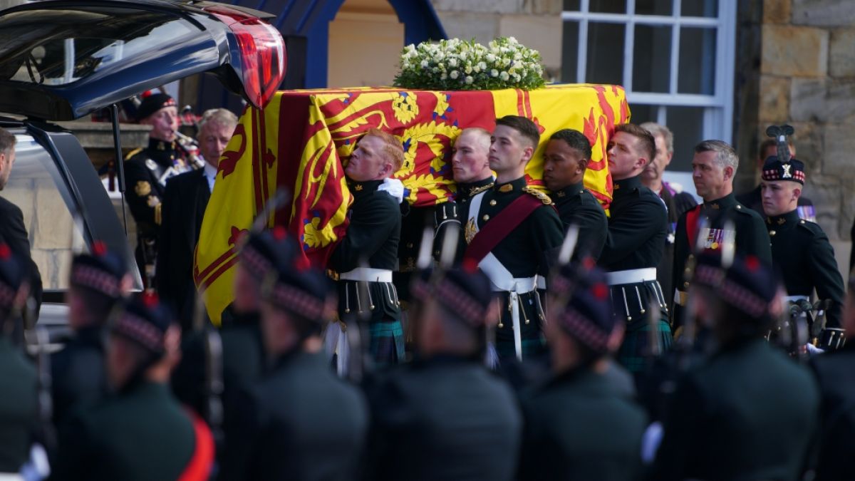 #Queen Elizabeth II. ist tot: König Charles III. empfängt Sarg im Buckingham-Palast