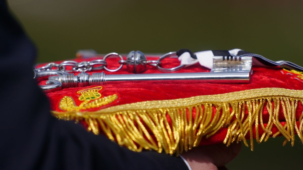 Der Schlüssel der Stadt Edinburgh, die dem Monarchen während der Zeremonie der Schlüsselübergabe im Palace of Holyroodhouse in Edinburgh überreicht werden, liegen auf einem Kissen. (Foto)
