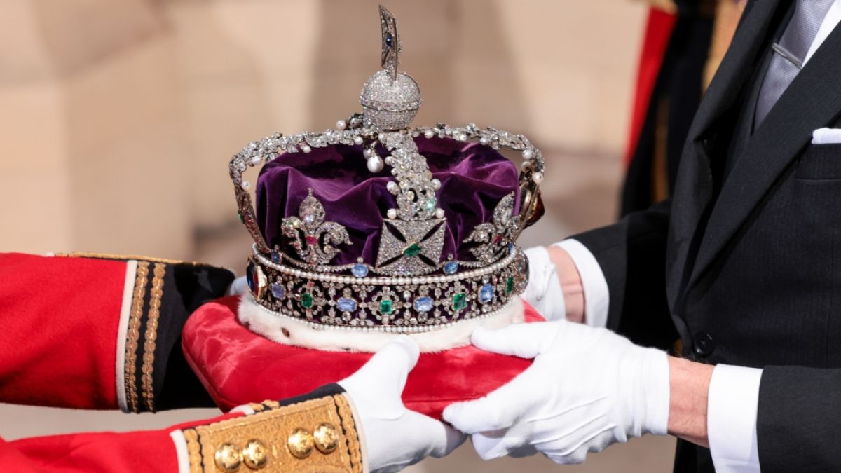 Die funkelnde Imperial State Crown, die Queen Elizabeth II. sieben Jahrzehnte lang trug, wird beim Staatsbegräbnis der Königin eine wichtige Rolle spielen - ins Grab der Königin kommt sie allerdings nicht. (Foto)
