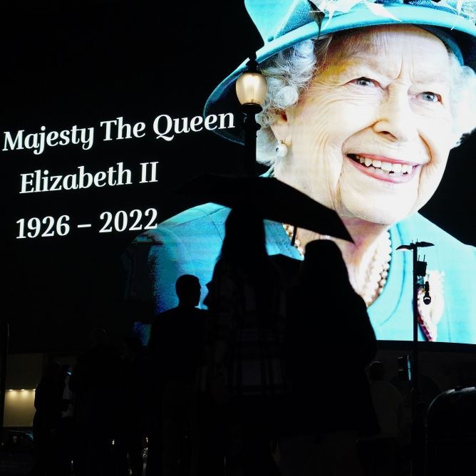 Schamlose Aktion! Menschenschmuggler nutzen Queen-Tod für Werbezwecke