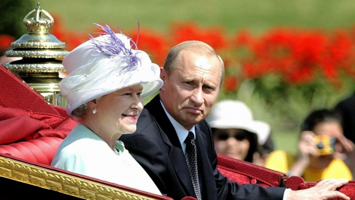 Putin in der Kutsche von Königin Elizabeth II. (Foto)