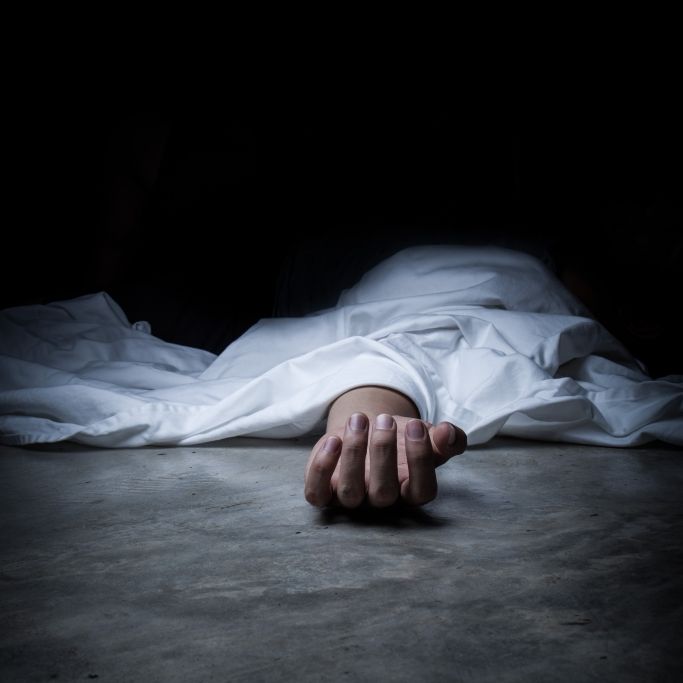 Leiche entdeckt! Toter Mann lag wohl über Monate bei Frau in Wohnung