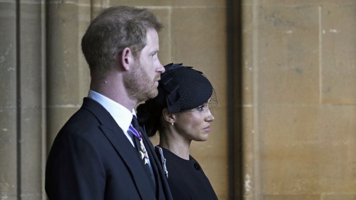 Händchenhaltend verließen Prinz Harry und Meghan Markle nach der Trauer-Prozession für die Queen die Westminster Hall. (Foto)