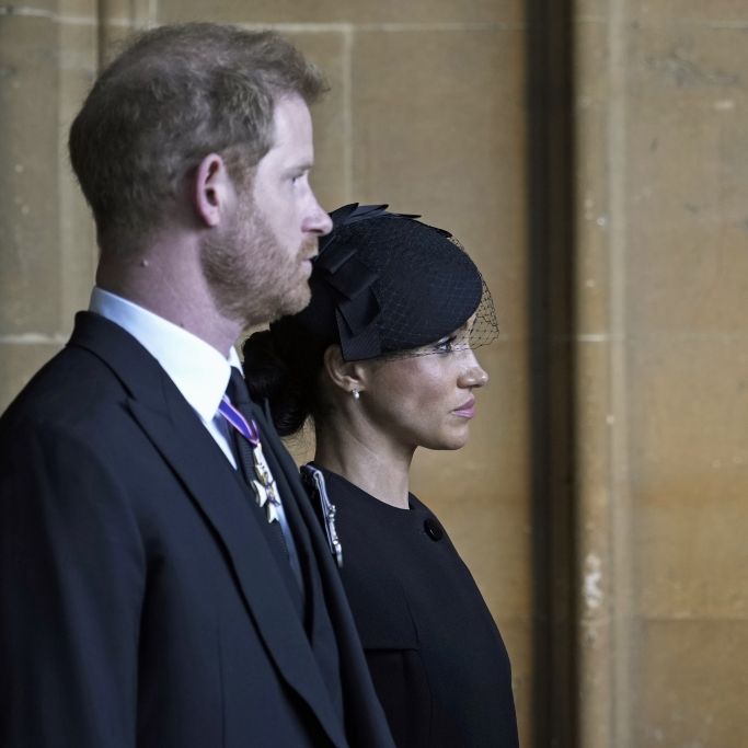 Händchenhaltend verließen Prinz Harry und Meghan Markle nach der Trauer-Prozession für die Queen die Westminster Hall.