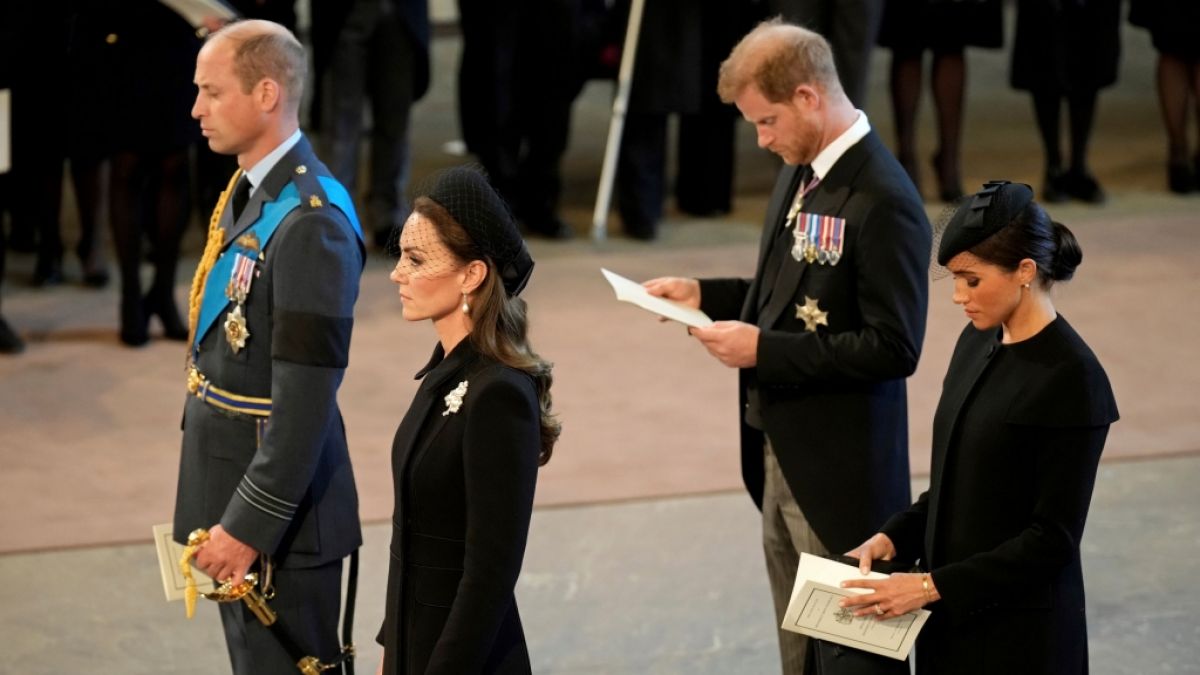 Zwischen Meghan Markle und Herzogin Kate soll bei der Aufbahrung der Queen frostige Stimmung herrschen.  (Foto)