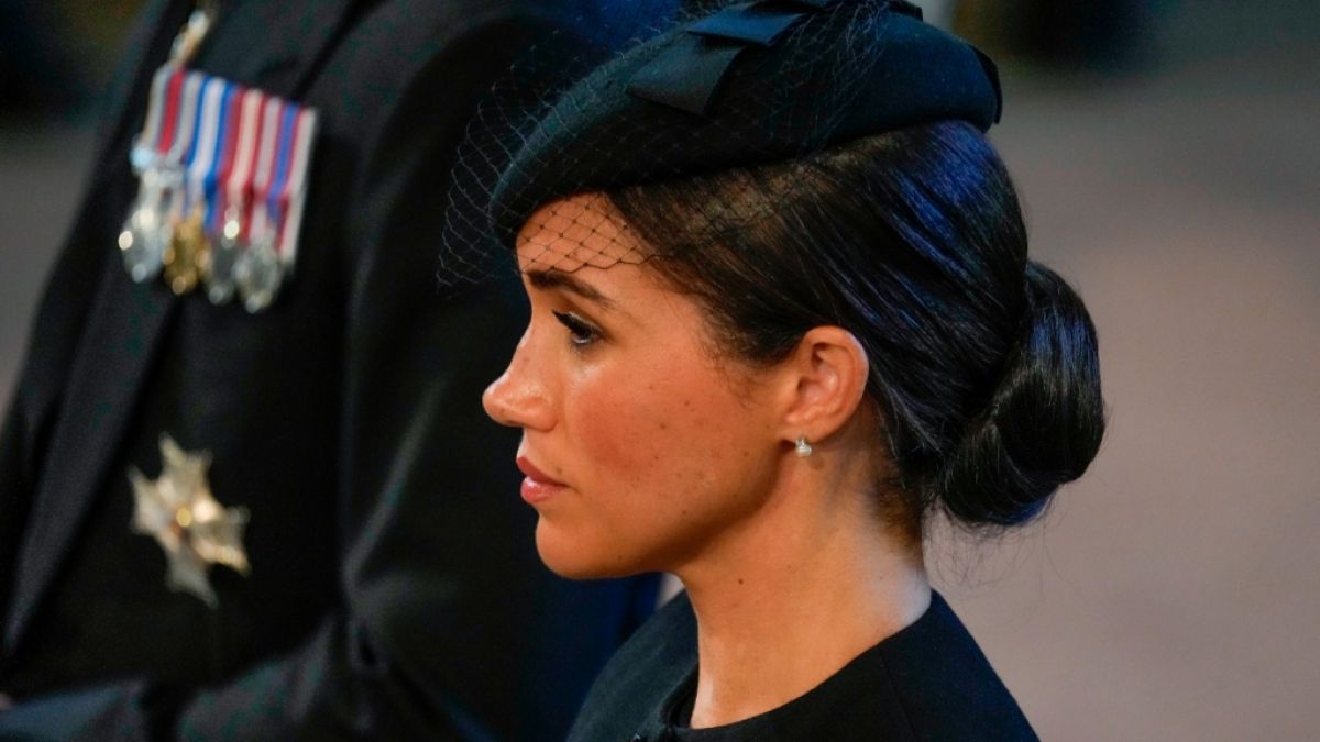 Herzogin Meghans Mimik bei der Aufbahrung von Queen Elizabeth II. wurde in den sozialen Medien genau unter die Lupe genommen. (Foto)