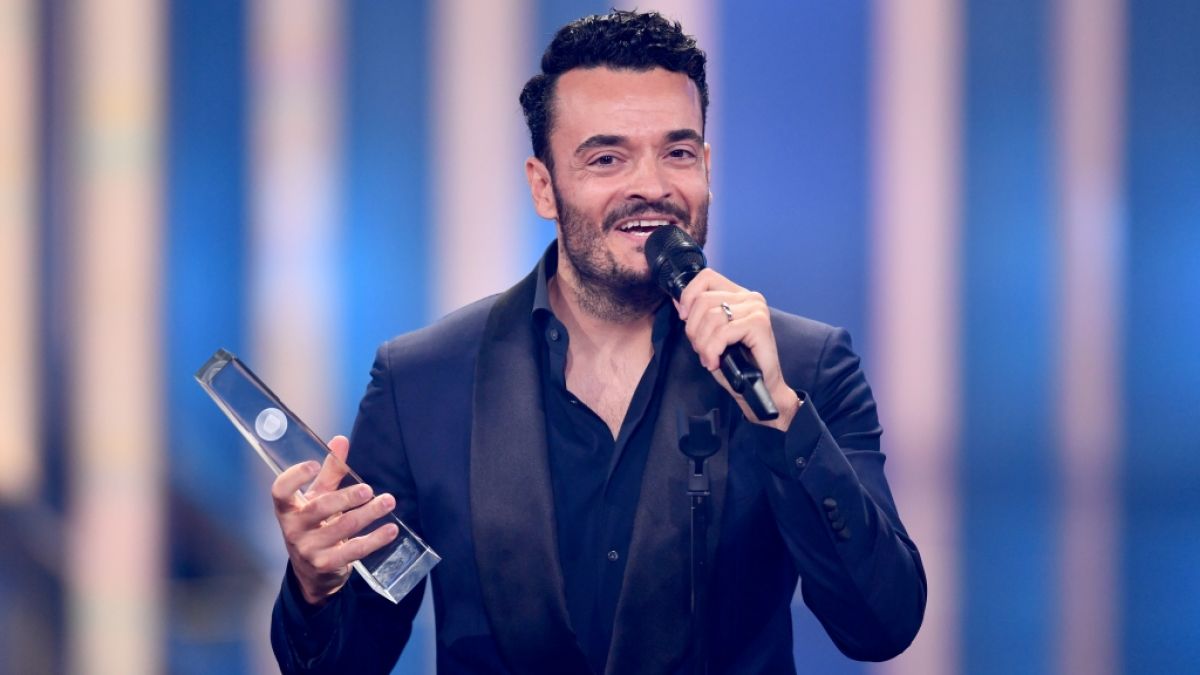 Giovanni Zarrella freut sich über seinen ersten Deutschen Fernsehpreis. (Foto)