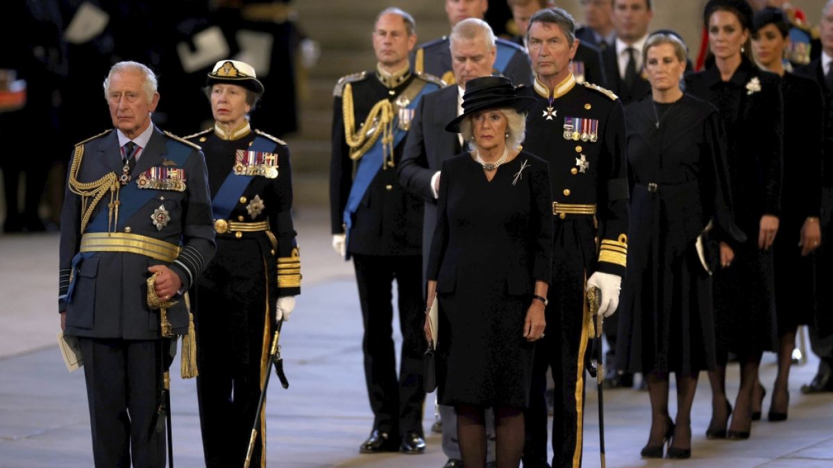 Eine Familie, in Trauer vereint: Die Royals erweisen der verstorbenen Queen Elizabeth II. die letzte Ehre. (Foto)