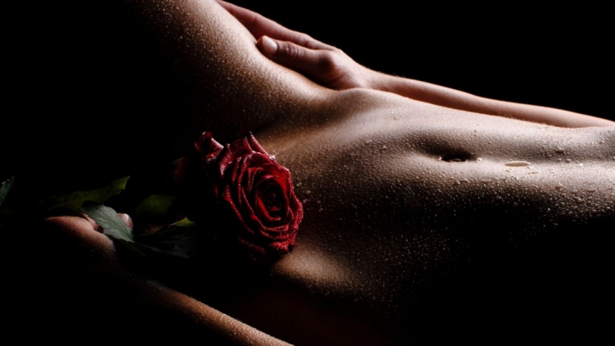 Demi Rose verführt ihre Fans im Netz mit einem Nacktkleid-Auftritt. (Foto)