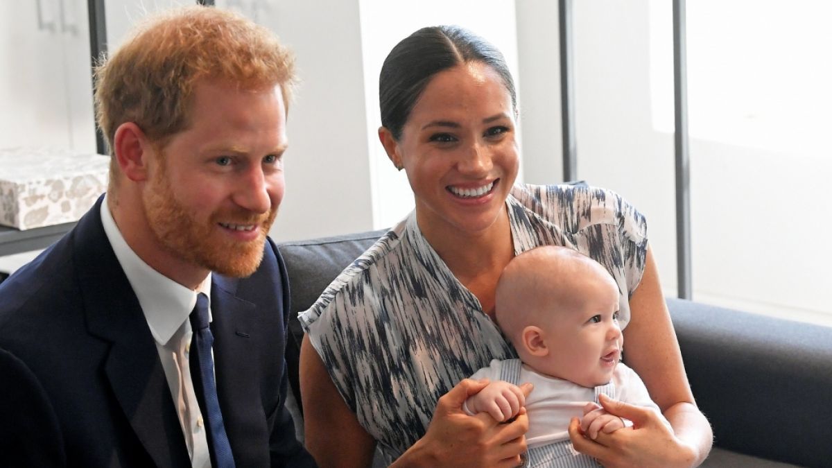 Prinz Harry, hier mit Ehefrau Meghan Markle und seinem damals viermonatigen Sohn Archie, muss den Abschied von Queen Elizabeth II. offenbar ohne seine Kinder durchstehen. (Foto)