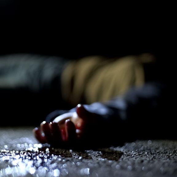 Spaziergänger entdeckt Leiche bei Bahngleisen! Wurde Mann getötet?