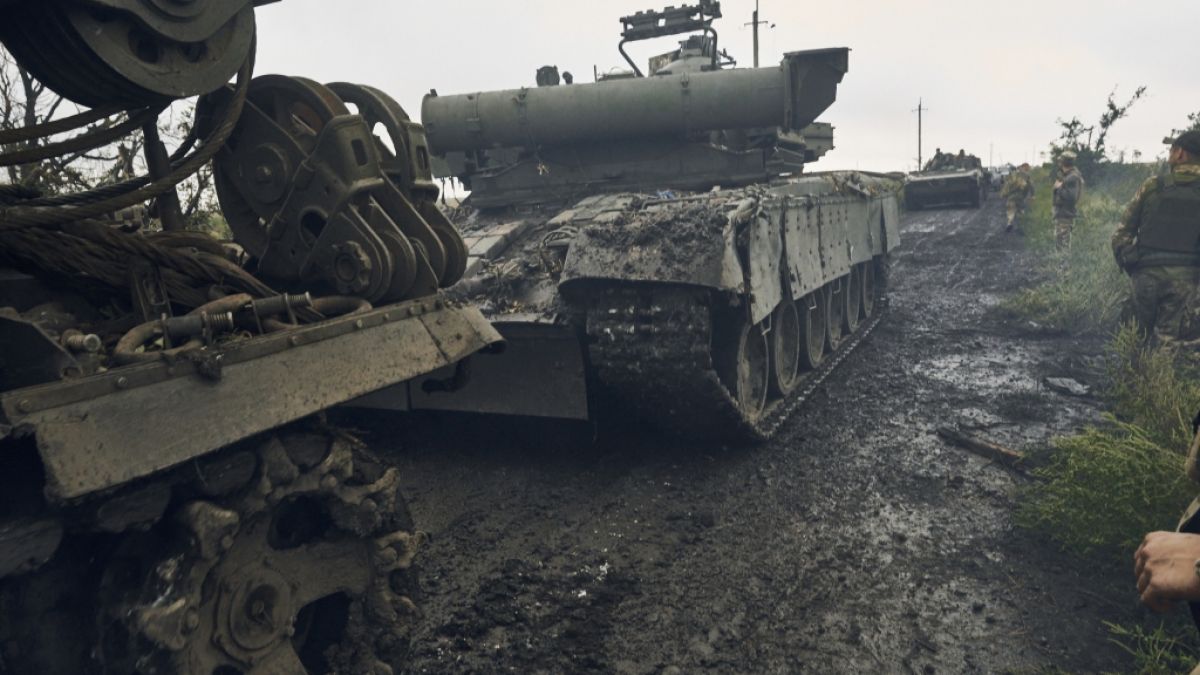 Ukrainische Militärfahrzeuge bewegen sich auf der Straße in dem befreiten Gebiet in der Region Charkiw, Ukraine. (Foto)