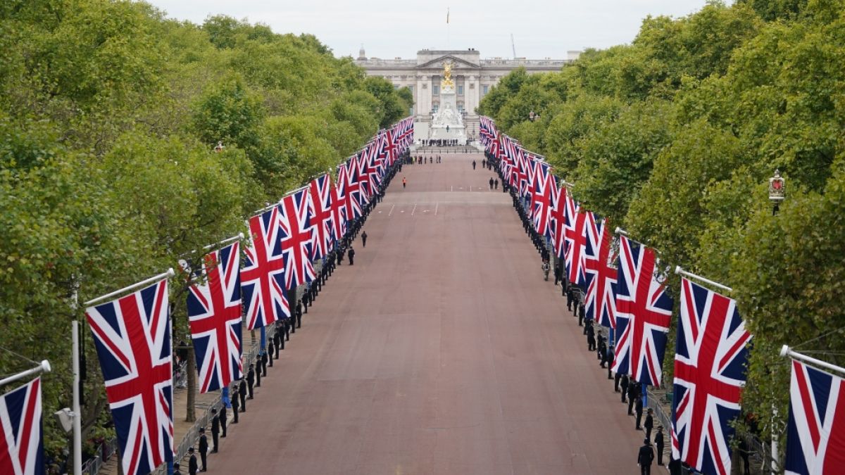 Polizisten bewachen die Straße "The Mall" in London vor dem Trauerzug am Tag des Staatsbegräbnisses von Queen Elizabeth II. (Foto)