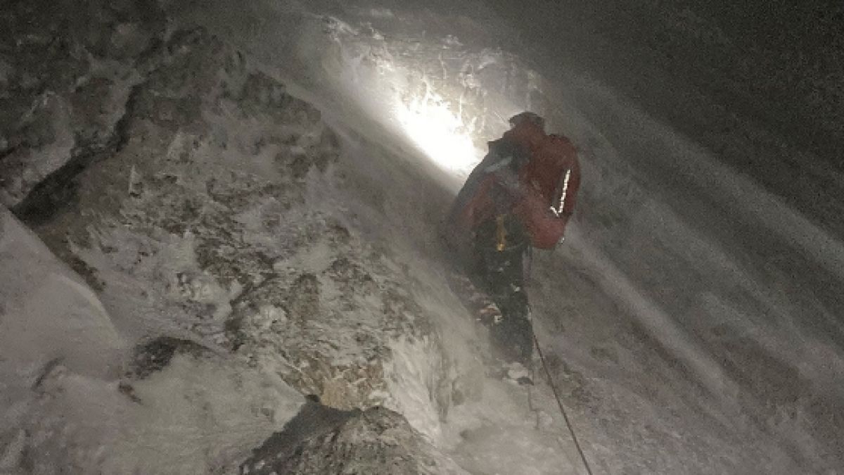 Rettungskräfte der Bergwacht in Ramsau bei Berchtesgaden suchen am Hochkalter nach einem vermissten Wanderer. (Foto)