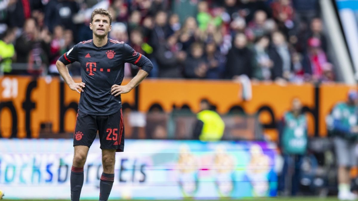 Betretene Miene nach der 0:1-Niederlage gegen Augsburg: Thomas Müller steckt mit dem FC Bayern München in der Krise. (Foto)