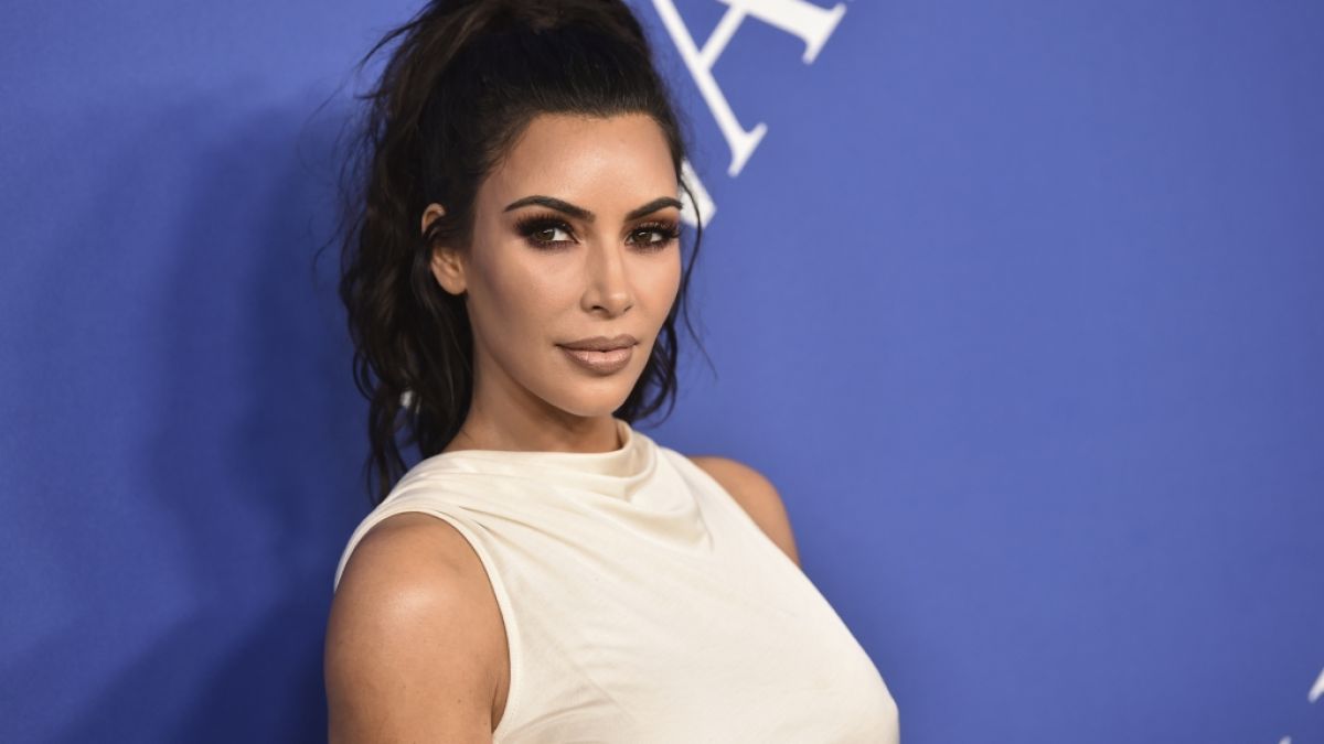 Kim Kardashian heizt ihren Fans im Leder-Look ein. (Foto)