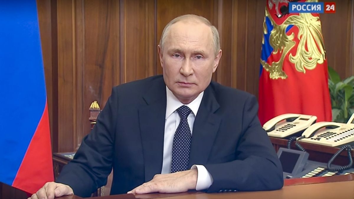 In diesem Standbild aus einem vom Pressedienst des russischen Präsidenten veröffentlichten Video wendet sich Putin mit einer Rede an die Nation. (Foto)