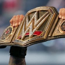 Ronda Rousey holt sich SmackDown-Titel zurück, Riddle bezwingt Rollins