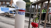 Die Polizei hat den Tatort in Huddersfield, an dem ein Junge (15) vor einer Schule erstochen wurde, abgesperrt.