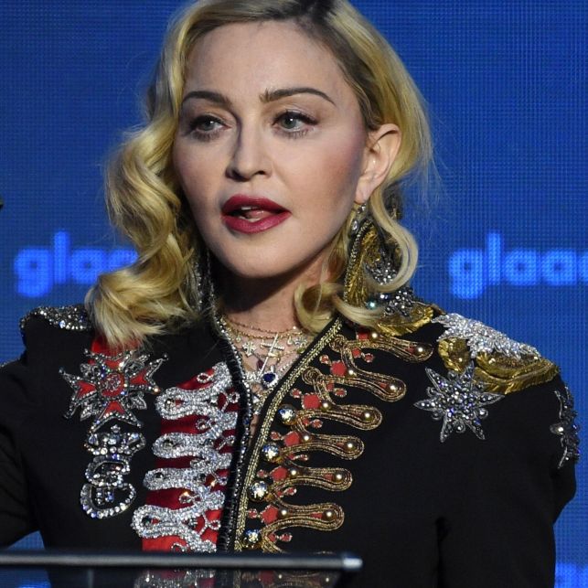 Madonna schockiert ihre Fans im Spitzenbody und mit einer wilden Knutscherei.