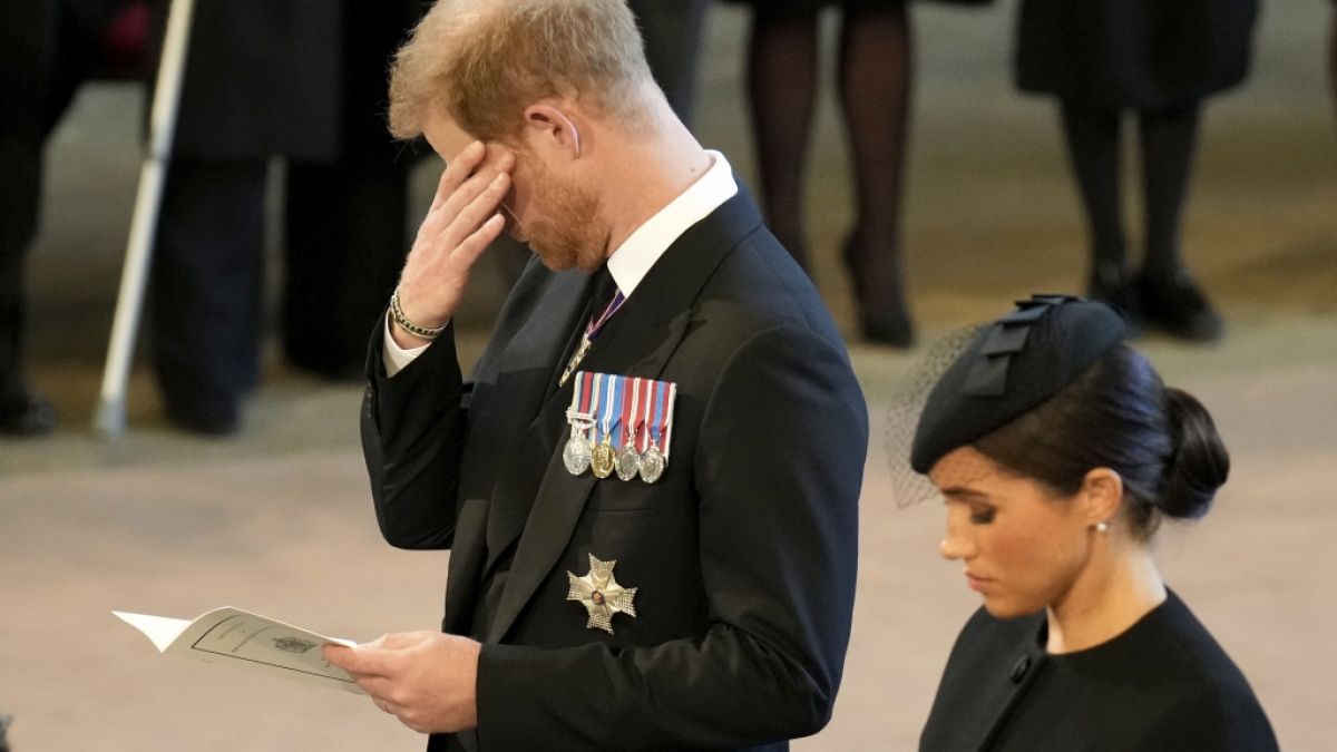 Prinz Harry kam wegen eines Streits über Meghan Markle zu spät zum Sterbebett der Queen. (Foto)
