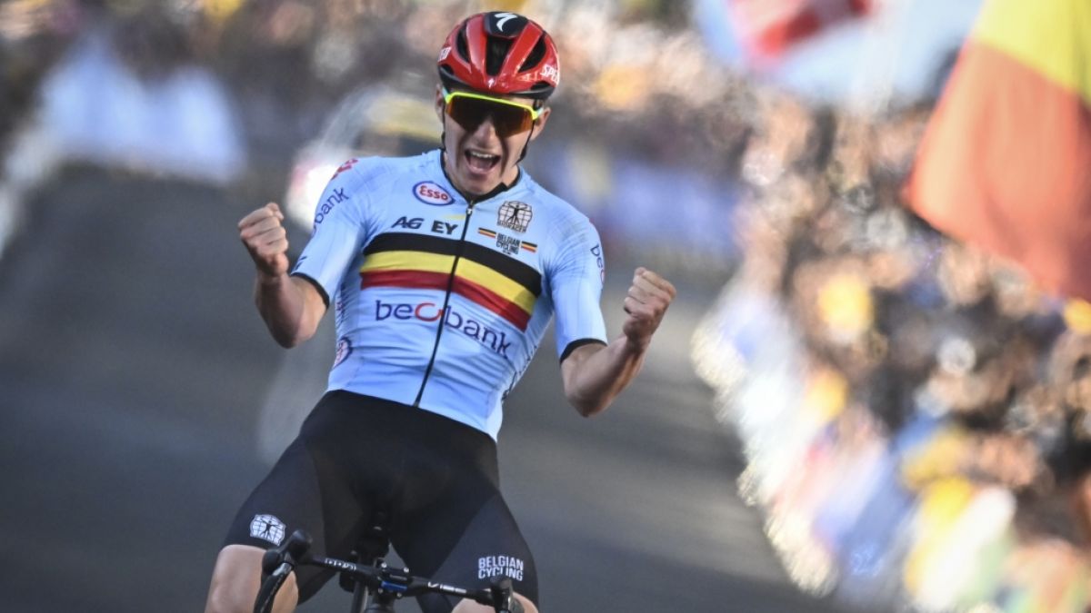 Der Belgier Remco Evenepoel jubelt nach seinem Sieg. (Foto)