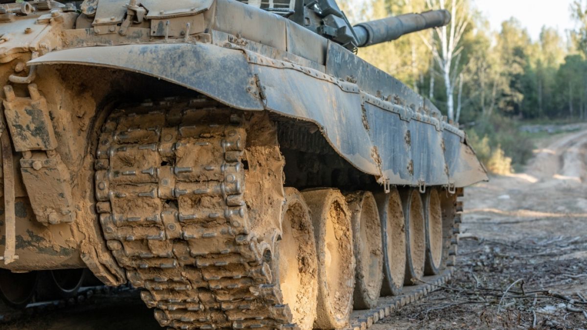 Wladimir Putins Panzer versinken im Schlamm. (Foto)