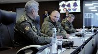 Werden Verteidigungsminister Sergej Schoigu (l.) und Wladimir Putin bald eine Mega-Armee in Russland aufstellen?