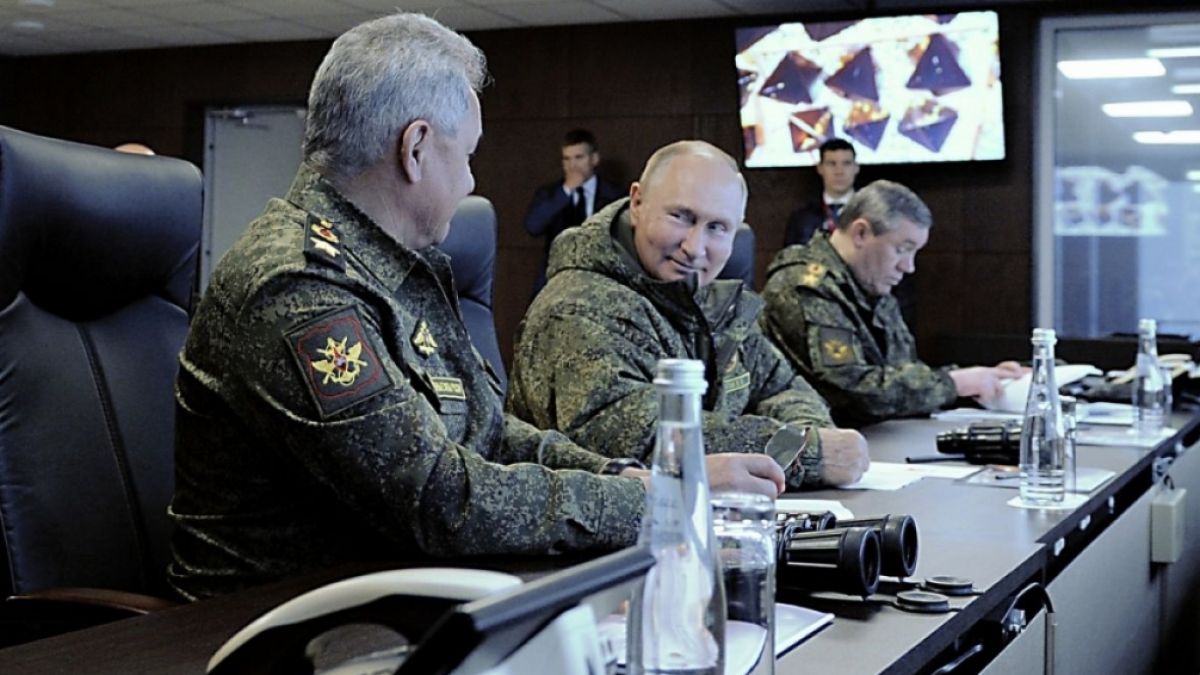 Die Nachrichten des Tages auf news.de: Wladimir Putin gnadenlos: 40 Millionen Reservisten! Stellt der Kreml-Chef bald eine Mega-Armee auf? (Foto)