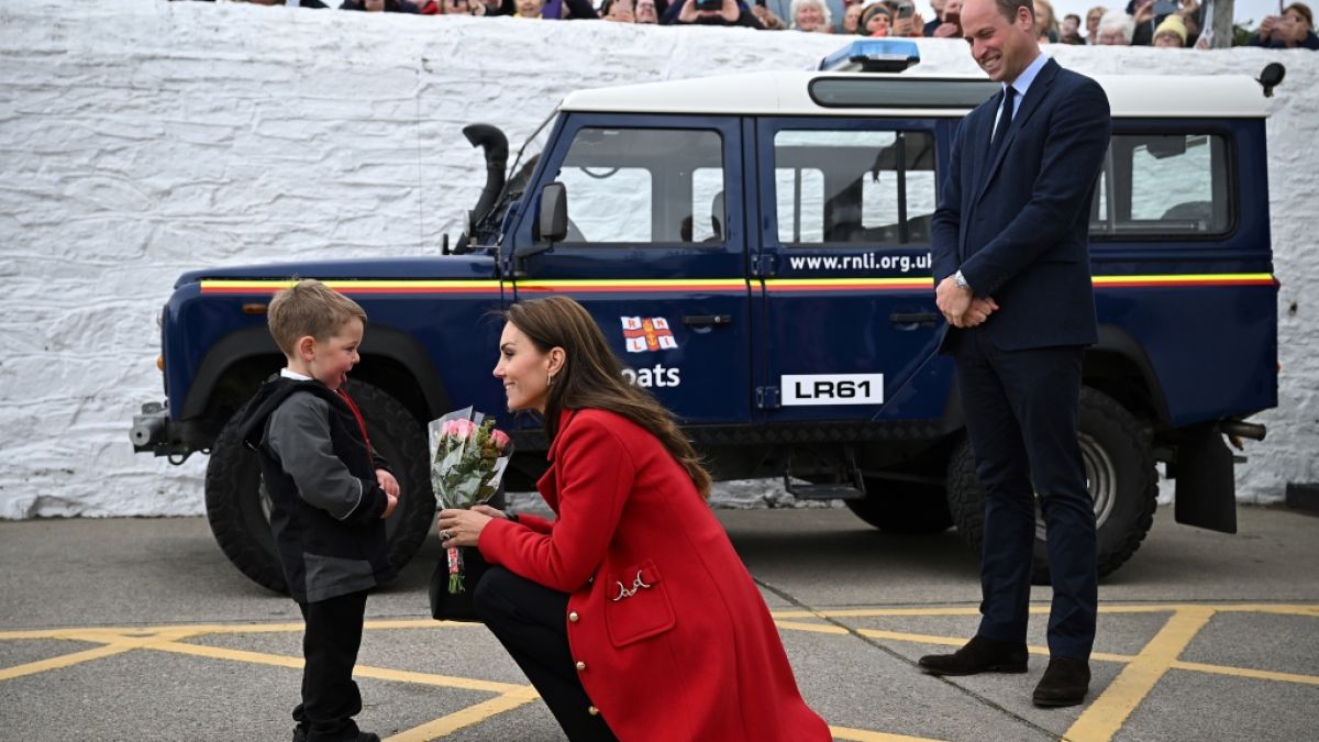 Kate, die neue Prinzessin von Wales, war sofort Feuer und Flamme für ihren kleinen Fan, der sie im walisischen Holyhead begrüßte. (Foto)