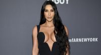 Kim Kardashian zeigt sich als Schwarze Witwe.