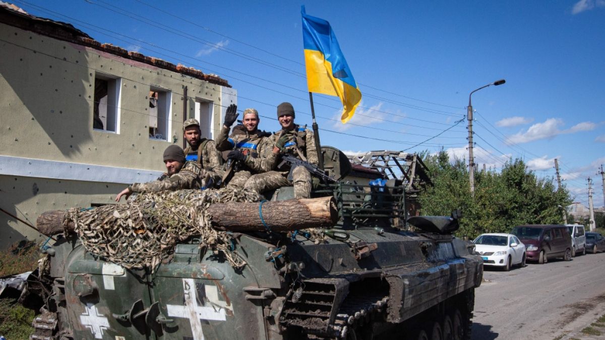 Ukrainische Soldaten (hier in Isjum) könnten Russland eine weitere schmerzhafte Niederlage im Krieg zufügen. (Foto)