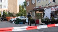 Im Dormagener Stadtteil Hackenbroich ist der Bereich um einen Kiosk als Tatort abgesperrt, nachdem ein Mann erschossen wurde.
