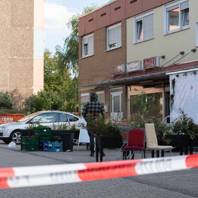 Im Dormagener Stadtteil Hackenbroich ist der Bereich um einen Kiosk als Tatort abgesperrt, nachdem ein Mann erschossen wurde.