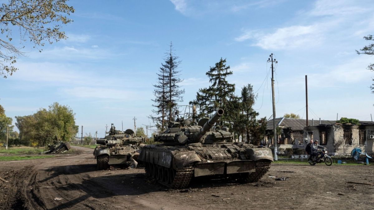 Verlassene russische Panzer stehen auf der Straße in der kürzlich befreiten Stadt. (Foto)