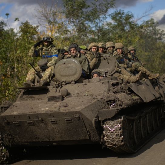 Schock-Videos! Ukrainischer Panzer-Blitz reißt Loch in russische Verteidigung