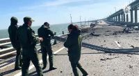 Ein russisches Ermittlungskomitee an einem beschädigten Teil der Krim-Brücke, die das russische Festland und die Halbinsel Krim verbindet.